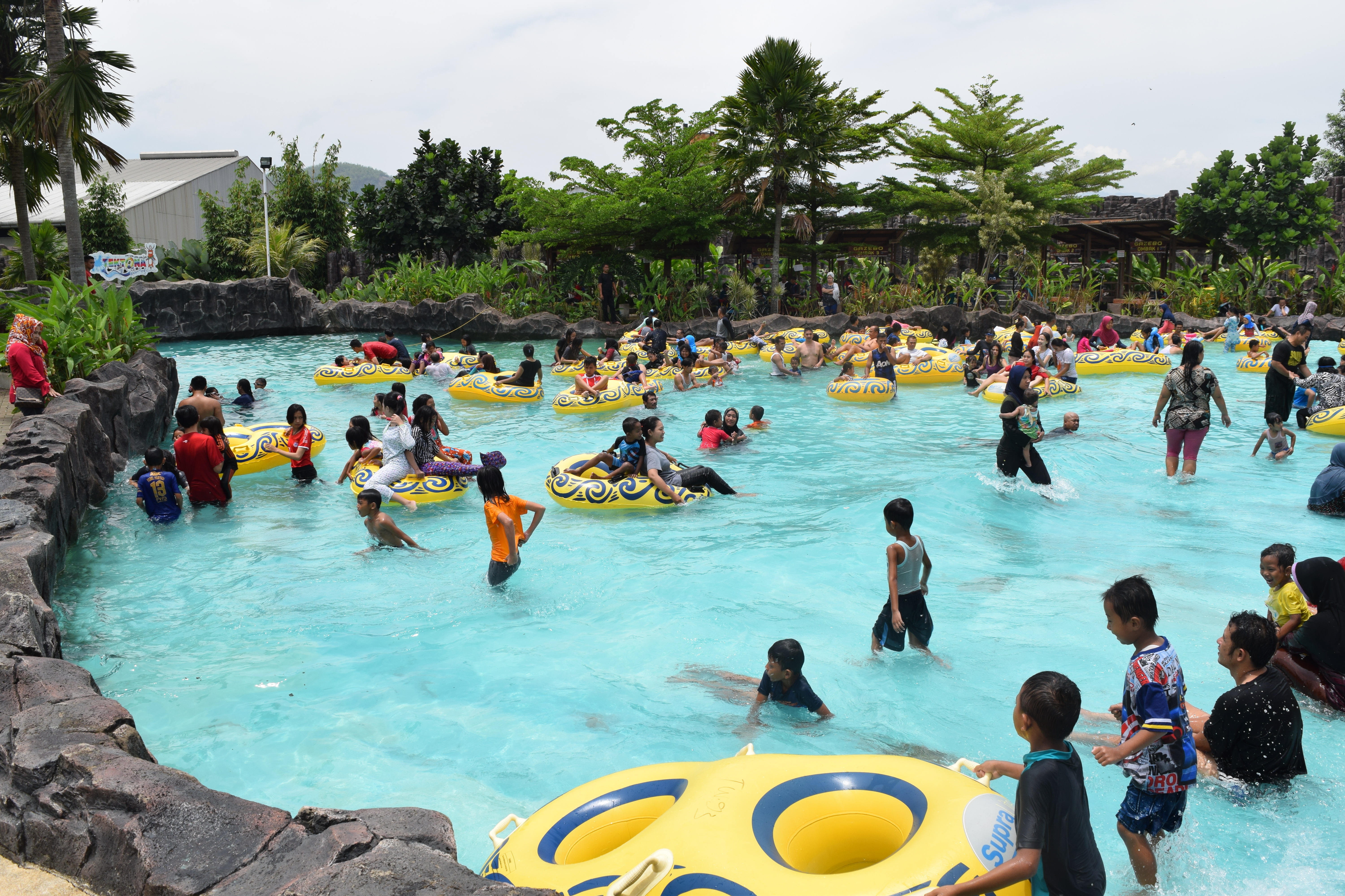 Serunya Main Kolam Ombak di Tektona Waterpark  Destinasi Bandung