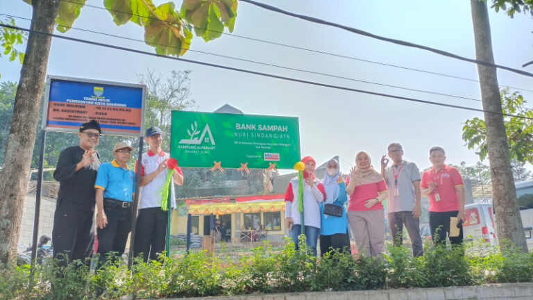 Peduli Lingkungan, Kampung Alfamart Dampingi Bank Sampah Nuri di Bandung Kelola Sampah Menjadi Bermanfaat